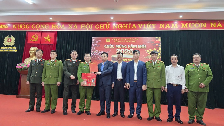 Các đồng chí Lãnh đạo xã Thiên Lộc kiểm tra, thăm, động viên các lực lượng ứng trực đêm giao thừa Xuân Bính Ngọ 2026- Ảnh 1.