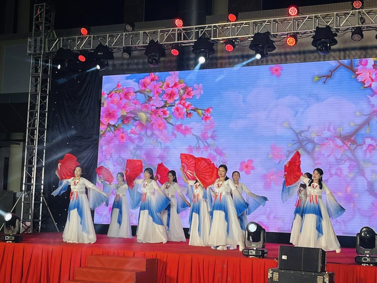 XÃ PHÚC THỌ RỘN RÀNG ĐÊM HỘI XIẾC – VĂN NGHỆ VÀ BẮN PHÁO HOA CHÀO XUÂN BÍNH NGỌ 2026- Ảnh 4.