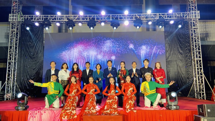 XÃ PHÚC THỌ RỘN RÀNG ĐÊM HỘI XIẾC – VĂN NGHỆ VÀ BẮN PHÁO HOA CHÀO XUÂN BÍNH NGỌ 2026- Ảnh 1.