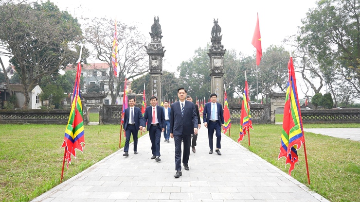 Lãnh đạo xã Dương Hoà dâng hương đầu xuân- Ảnh 1.