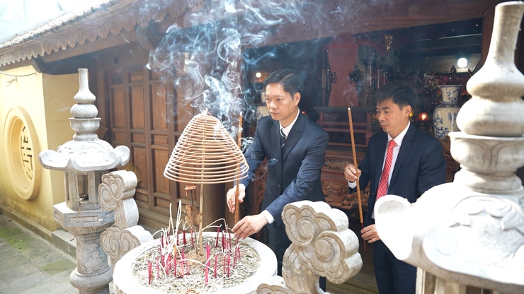 Lãnh đạo xã Dương Hoà dâng hương đầu xuân- Ảnh 4.