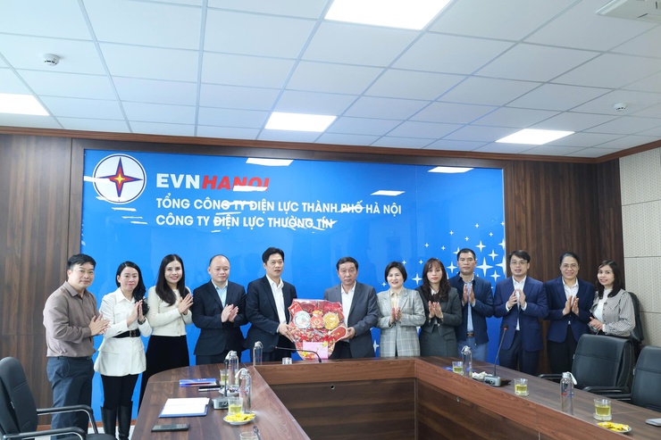 Các đồng chí lãnh đạo xã Thường Tín thăm, chúc Tết các đơn vị làm nhiệm vụ trực Tết Nguyên đán- Ảnh 9.