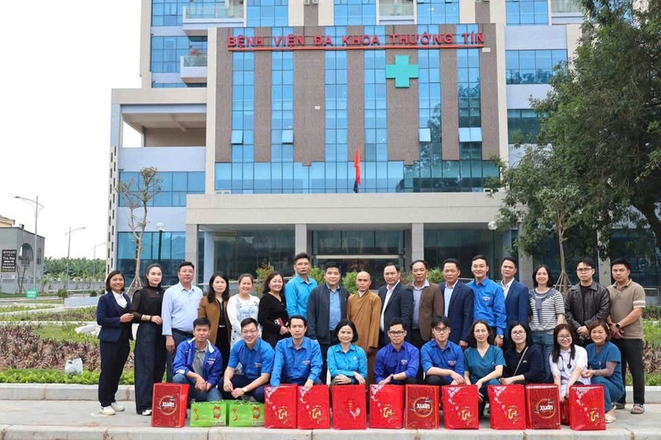 100 suất quà Tết được trao tới bệnh nhân Bệnh viện đa khoa Thường Tín- Ảnh 1.