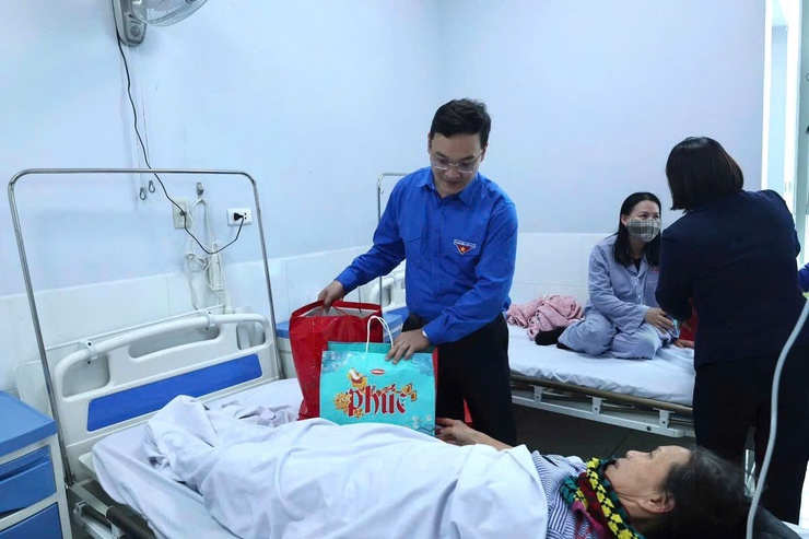 100 suất quà Tết được trao tới bệnh nhân Bệnh viện đa khoa Thường Tín- Ảnh 5.