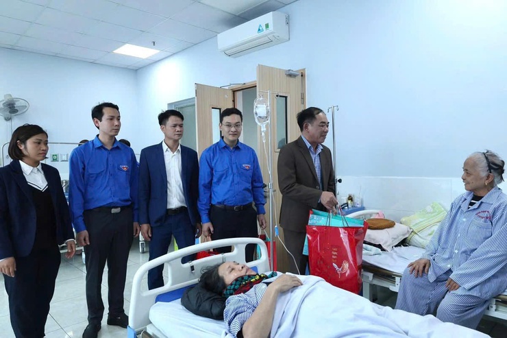 100 suất quà Tết được trao tới bệnh nhân Bệnh viện đa khoa Thường Tín- Ảnh 4.