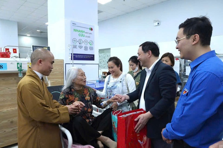 100 suất quà Tết được trao tới bệnh nhân Bệnh viện đa khoa Thường Tín- Ảnh 2.