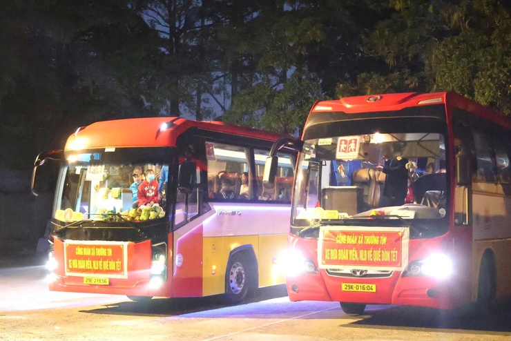 Công đoàn xã Thường Tín tổ chức "Chuyến xe Công đoàn" đưa người lao động về quê đón Tết- Ảnh 1.