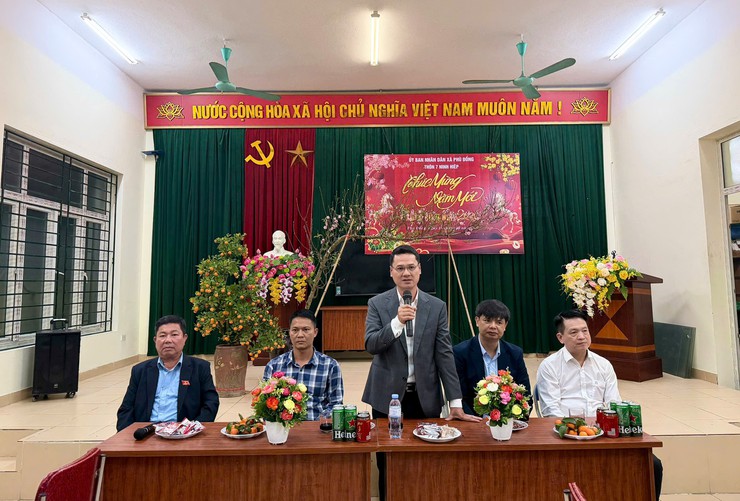 Đảng ủy - HĐND - UBND - Ủy ban MTTQ Việt Nam xã Phù Đổng thăm, động viên các lực lượng trực Tết và chúc Tết nhân dân trên địa bàn- Ảnh 9.