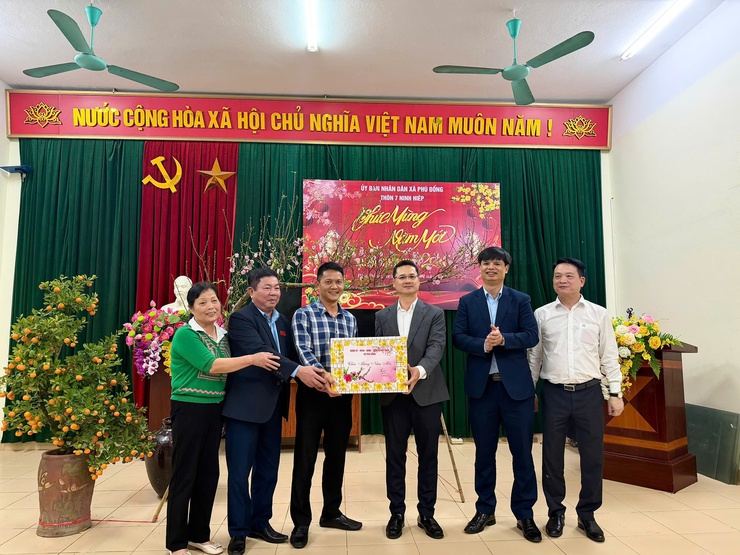 Đảng ủy - HĐND - UBND - Ủy ban MTTQ Việt Nam xã Phù Đổng thăm, động viên các lực lượng trực Tết và chúc Tết nhân dân trên địa bàn- Ảnh 11.