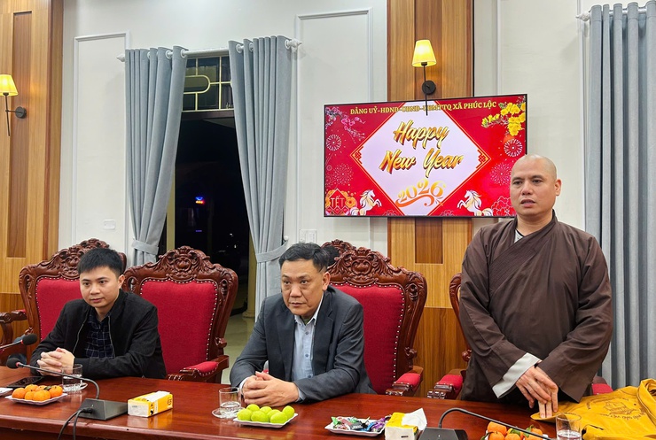 Ấm áp đêm giao thừa: Chùa Nghiêm Phúc thăm, chúc Tết xã Phúc Lộc- Ảnh 4.