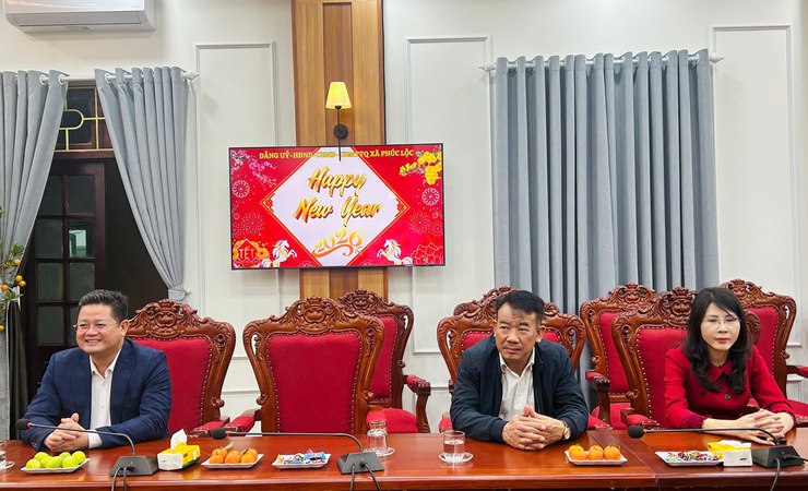 Ấm áp đêm giao thừa: Chùa Nghiêm Phúc thăm, chúc Tết xã Phúc Lộc- Ảnh 2.