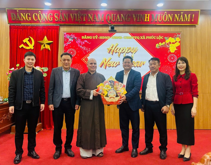 Ấm áp đêm giao thừa: Chùa Nghiêm Phúc thăm, chúc Tết xã Phúc Lộc- Ảnh 1.