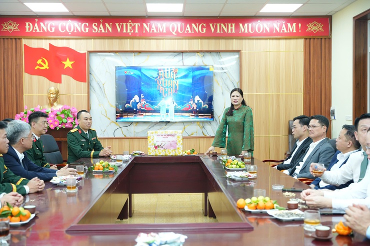 Đảng ủy - HĐND - UBND - Ủy ban MTTQ Việt Nam xã Phù Đổng thăm, động viên các lực lượng trực Tết và chúc Tết nhân dân trên địa bàn- Ảnh 3.