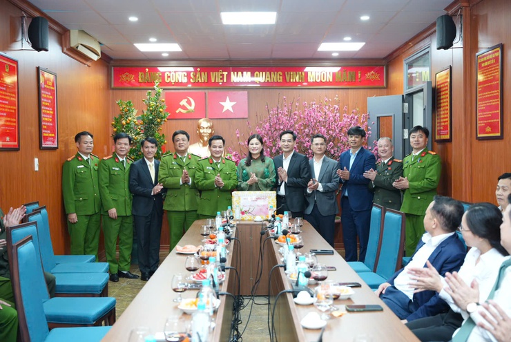 Đảng ủy - HĐND - UBND - Ủy ban MTTQ Việt Nam xã Phù Đổng thăm, động viên các lực lượng trực Tết và chúc Tết nhân dân trên địa bàn- Ảnh 1.