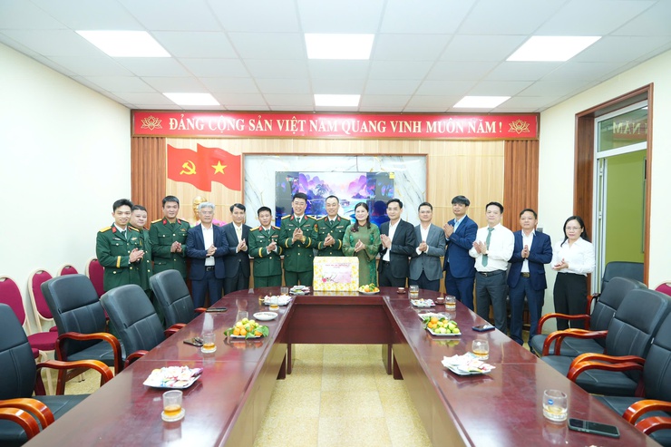 Đảng ủy - HĐND - UBND - Ủy ban MTTQ Việt Nam xã Phù Đổng thăm, động viên các lực lượng trực Tết và chúc Tết nhân dân trên địa bàn- Ảnh 2.