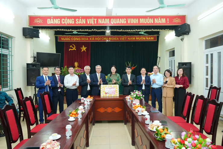 Đảng ủy - HĐND - UBND - Ủy ban MTTQ Việt Nam xã Phù Đổng thăm, động viên các lực lượng trực Tết và chúc Tết nhân dân trên địa bàn- Ảnh 5.