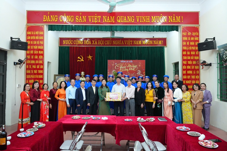 Đảng ủy - HĐND - UBND - Ủy ban MTTQ Việt Nam xã Phù Đổng thăm, động viên các lực lượng trực Tết và chúc Tết nhân dân trên địa bàn- Ảnh 4.