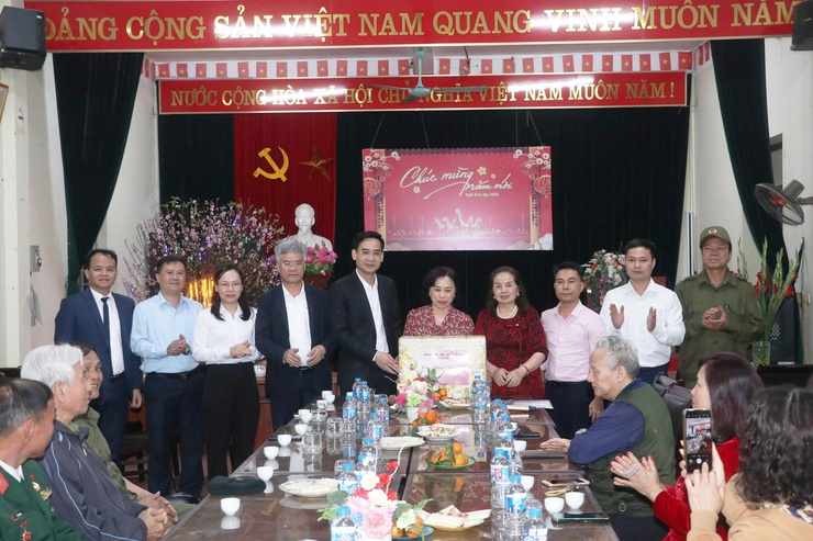 Đảng ủy - HĐND - UBND - Ủy ban MTTQ Việt Nam xã Phù Đổng thăm, động viên các lực lượng trực Tết và chúc Tết nhân dân trên địa bàn- Ảnh 8.