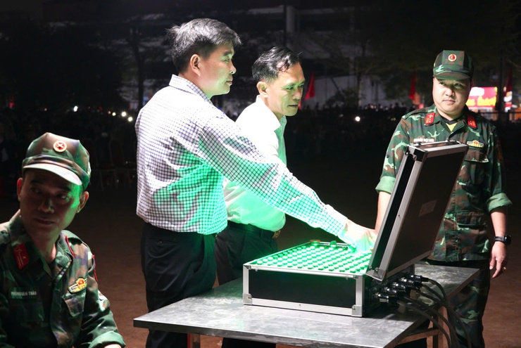 Đêm pháo hoa rực rỡ chào đón năm mới tại phường Chương Mỹ- Ảnh 1.