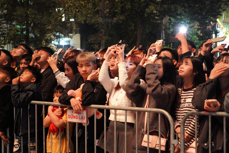 Đêm pháo hoa rực rỡ chào đón năm mới tại phường Chương Mỹ- Ảnh 4.