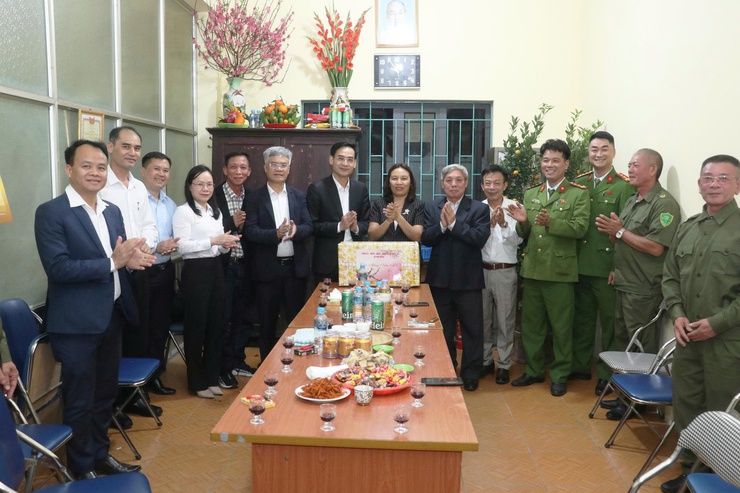 Đảng ủy - HĐND - UBND - Ủy ban MTTQ Việt Nam xã Phù Đổng thăm, động viên các lực lượng trực Tết và chúc Tết nhân dân trên địa bàn- Ảnh 7.