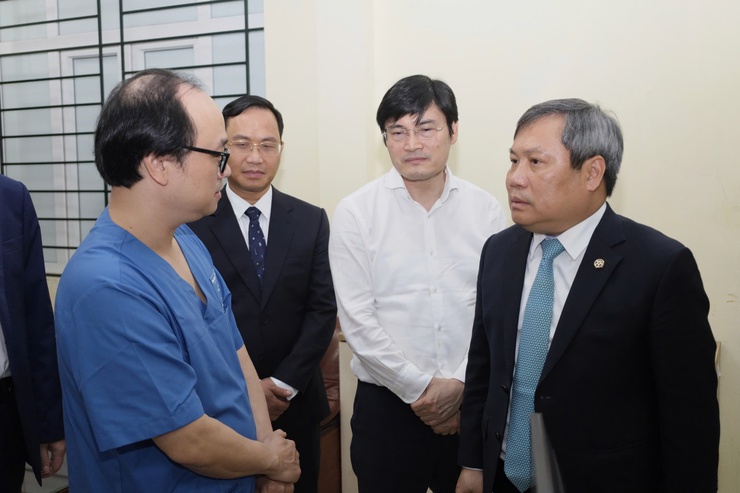 Chủ tịch UBND thành phố Hà Nội đến thăm, động viên, chúc tết các y bác sỹ Trung tâm Cấp cứu 115 Hà Nội- Ảnh 1.