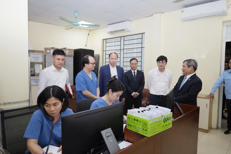 Chủ tịch UBND thành phố Hà Nội đến thăm, động viên, chúc tết các y bác sỹ Trung tâm Cấp cứu 115 Hà Nội- Ảnh 2.