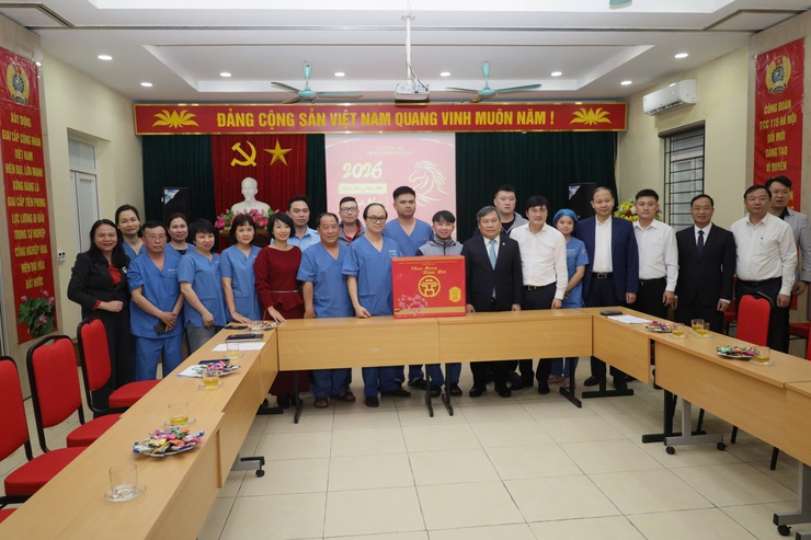 Chủ tịch UBND thành phố Hà Nội đến thăm, động viên, chúc tết các y bác sỹ Trung tâm Cấp cứu 115 Hà Nội- Ảnh 3.