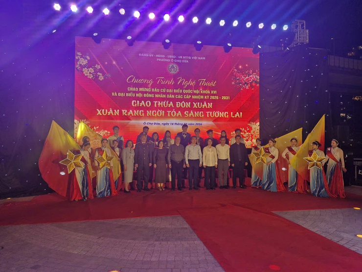 Đêm giao thừa xuân Bính Ngọ 2026: những bước chân thầm lặng của vì bình yên và niềm vui của nhân dân phường Ô Chợ Dừa- Ảnh 8.