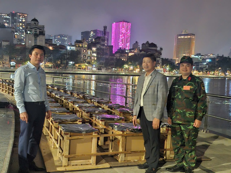 Đêm giao thừa xuân Bính Ngọ 2026: những bước chân thầm lặng của vì bình yên và niềm vui của nhân dân phường Ô Chợ Dừa- Ảnh 6.