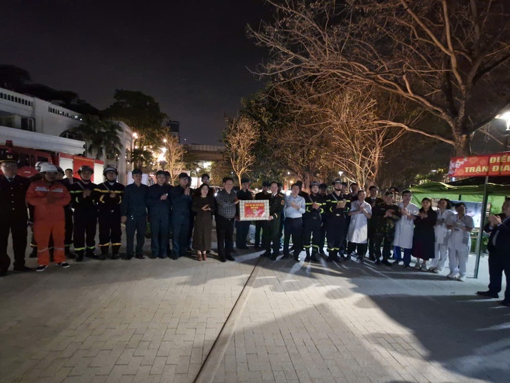 Đêm giao thừa xuân Bính Ngọ 2026: những bước chân thầm lặng của vì bình yên và niềm vui của nhân dân phường Ô Chợ Dừa- Ảnh 5.