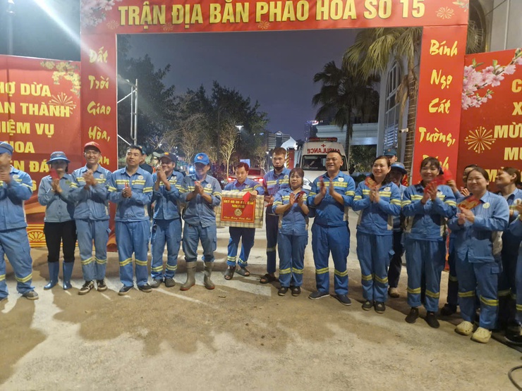 Đêm giao thừa xuân Bính Ngọ 2026: những bước chân thầm lặng của vì bình yên và niềm vui của nhân dân phường Ô Chợ Dừa- Ảnh 4.