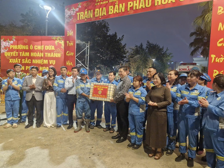 Đêm giao thừa xuân Bính Ngọ 2026: những bước chân thầm lặng của vì bình yên và niềm vui của nhân dân phường Ô Chợ Dừa- Ảnh 3.