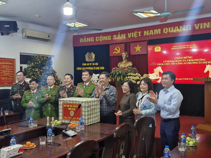 Đêm giao thừa xuân Bính Ngọ 2026: những bước chân thầm lặng của vì bình yên và niềm vui của nhân dân phường Ô Chợ Dừa- Ảnh 1.