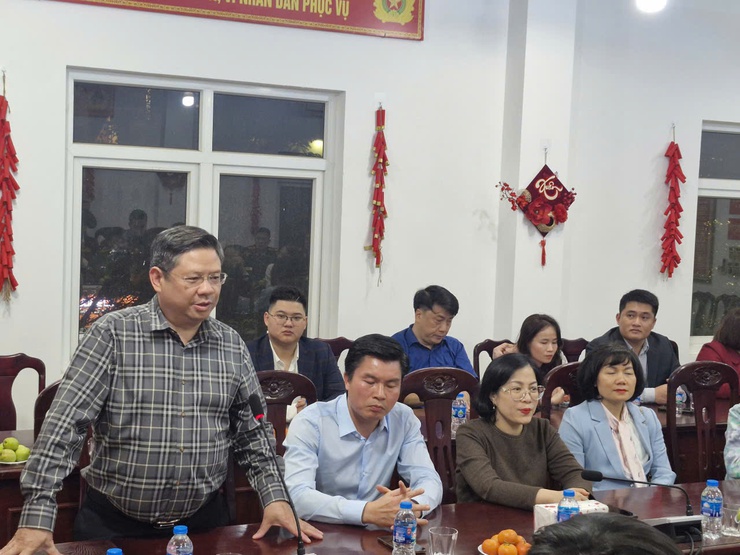 Đêm giao thừa xuân Bính Ngọ 2026: những bước chân thầm lặng của vì bình yên và niềm vui của nhân dân phường Ô Chợ Dừa- Ảnh 2.