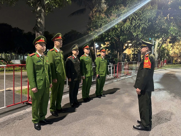 Công an phường Phúc Lợi bảo vệ tuyệt đối an ninh, an toàn đêm bắn pháo hoa Giao thừa Tết Nguyên đán Bính Ngọ 2026- Ảnh 1.