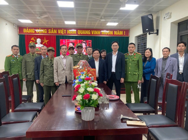 Lãnh đạo Đảng ủy - Chính quyền phường Định Công chúc Tết, tặng quà các điểm trực Tết Nguyên đám 2026.- Ảnh 2.