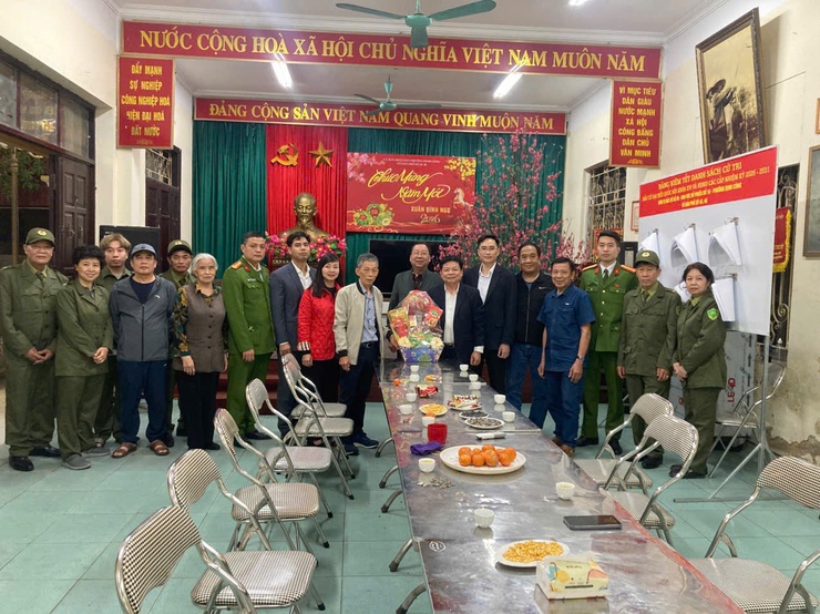 Lãnh đạo Đảng ủy - Chính quyền phường Định Công chúc Tết, tặng quà các điểm trực Tết Nguyên đám 2026.- Ảnh 5.