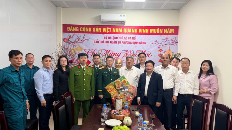 Lãnh đạo Đảng ủy - Chính quyền phường Định Công chúc Tết, tặng quà các điểm trực Tết Nguyên đám 2026.- Ảnh 1.