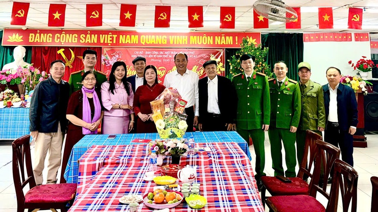 Lãnh đạo Đảng ủy - Chính quyền phường Định Công chúc Tết, tặng quà các điểm trực Tết Nguyên đám 2026.- Ảnh 4.