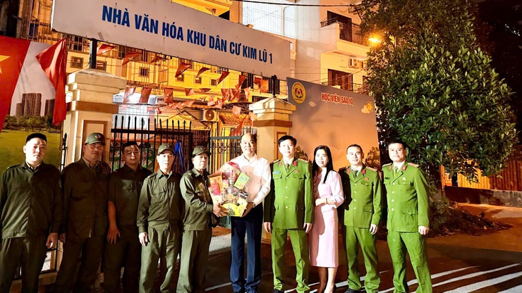 Lãnh đạo Đảng ủy - Chính quyền phường Định Công chúc Tết, tặng quà các điểm trực Tết Nguyên đám 2026.- Ảnh 3.