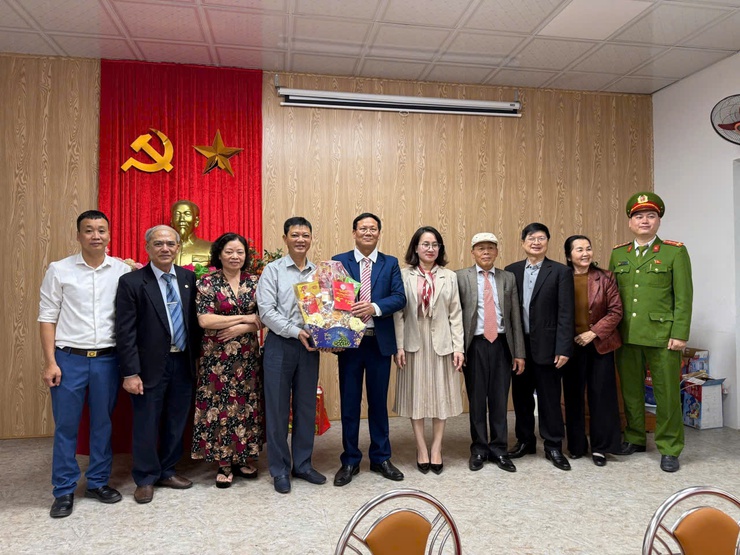 Lãnh đạo Đảng ủy - Chính quyền phường Định Công chúc Tết, tặng quà các điểm trực Tết Nguyên đám 2026.- Ảnh 6.