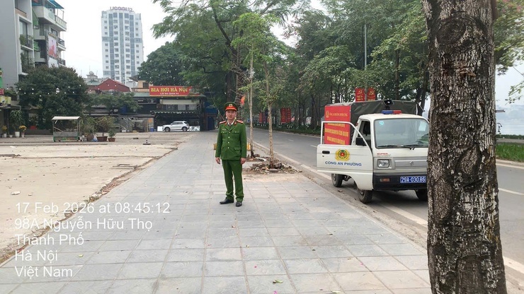 Ban chỉ đạo 197, cán bộ, chiến sỹ Công an phường Định Công
Phục vụ Nhân dân đón Tết Nguyên Đán 2026 an toàn, lành mạnh
- Ảnh 1.