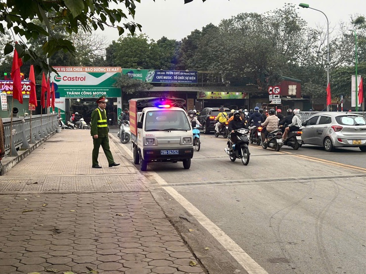 Ban chỉ đạo 197, cán bộ, chiến sỹ Công an phường Định Công
Phục vụ Nhân dân đón Tết Nguyên Đán 2026 an toàn, lành mạnh
- Ảnh 2.