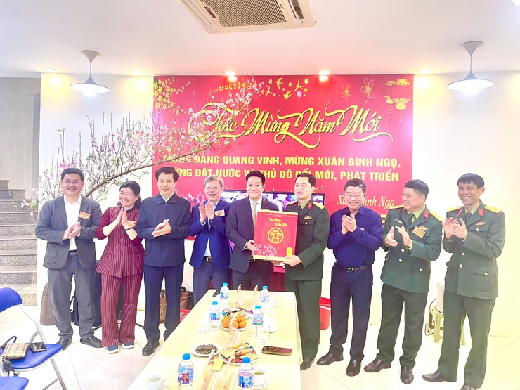 Lãnh đạo phường Thanh Xuân thăm, động viên lực lượng bắn pháo hoa đêm Giao thừa Bính Ngọ 2026- Ảnh 1.