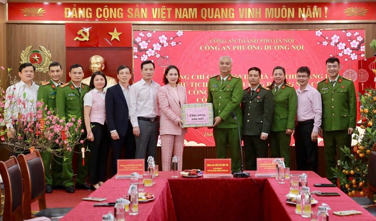 Lãnh đạo phường Dương Nội thăm, tặng quà các đơn vị trực Tết- Ảnh 2.