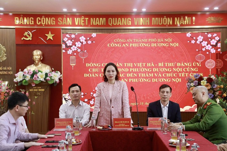 Lãnh đạo phường Dương Nội thăm, tặng quà các đơn vị trực Tết- Ảnh 1.