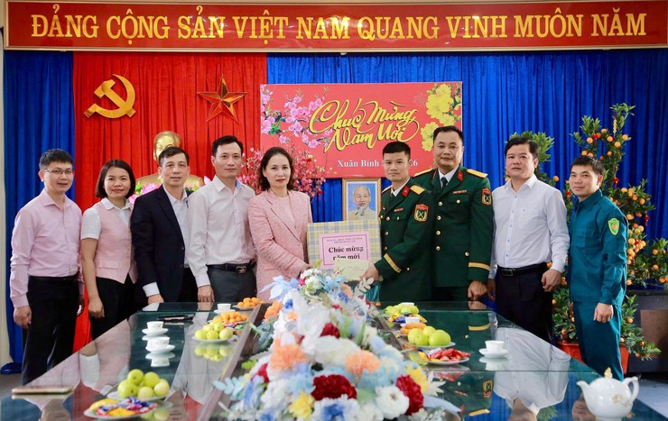 Lãnh đạo phường Dương Nội thăm, tặng quà các đơn vị trực Tết- Ảnh 4.