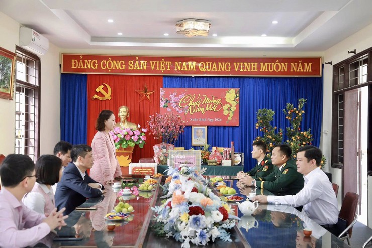 Lãnh đạo phường Dương Nội thăm, tặng quà các đơn vị trực Tết- Ảnh 3.