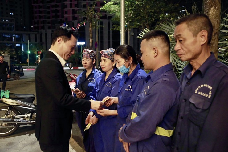 Lãnh đạo phường Dương Nội thăm, động viên lực lượng đảm bảo vệ sinh môi trường đêm giao thừa- Ảnh 1.